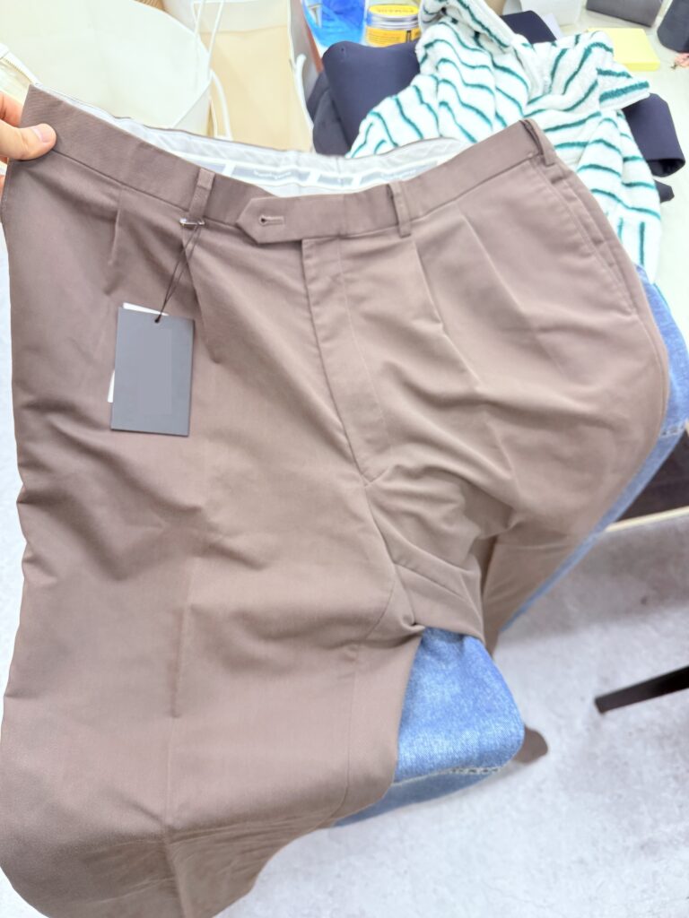 갈색 바지 전체 모습과 세탁 라벨 확인 대상
