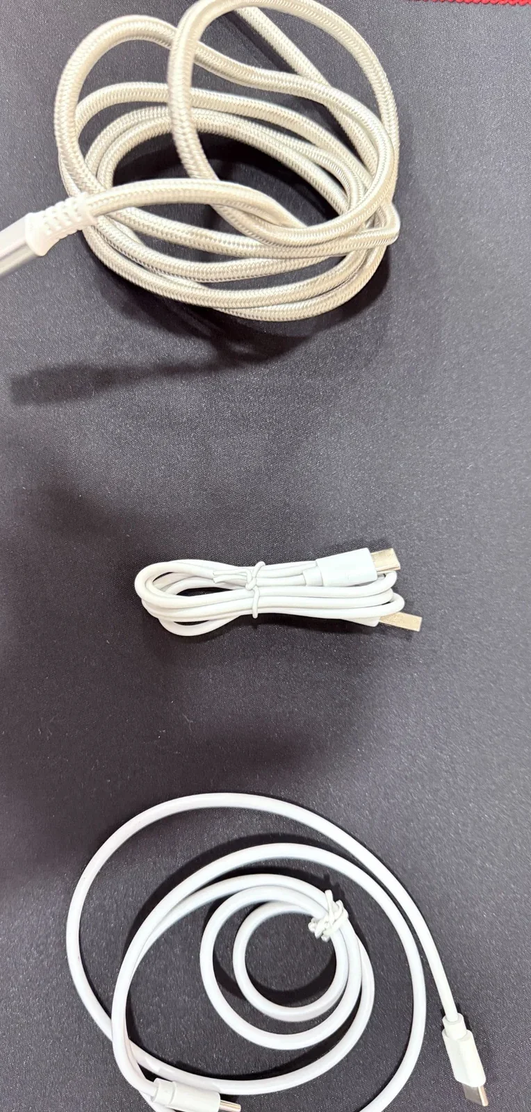 길이와 형태가 다른 USB-C 충전 케이블