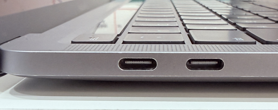 맥북 USB-C 충전 포트의 외관과 단자 상태를 확인한 모습