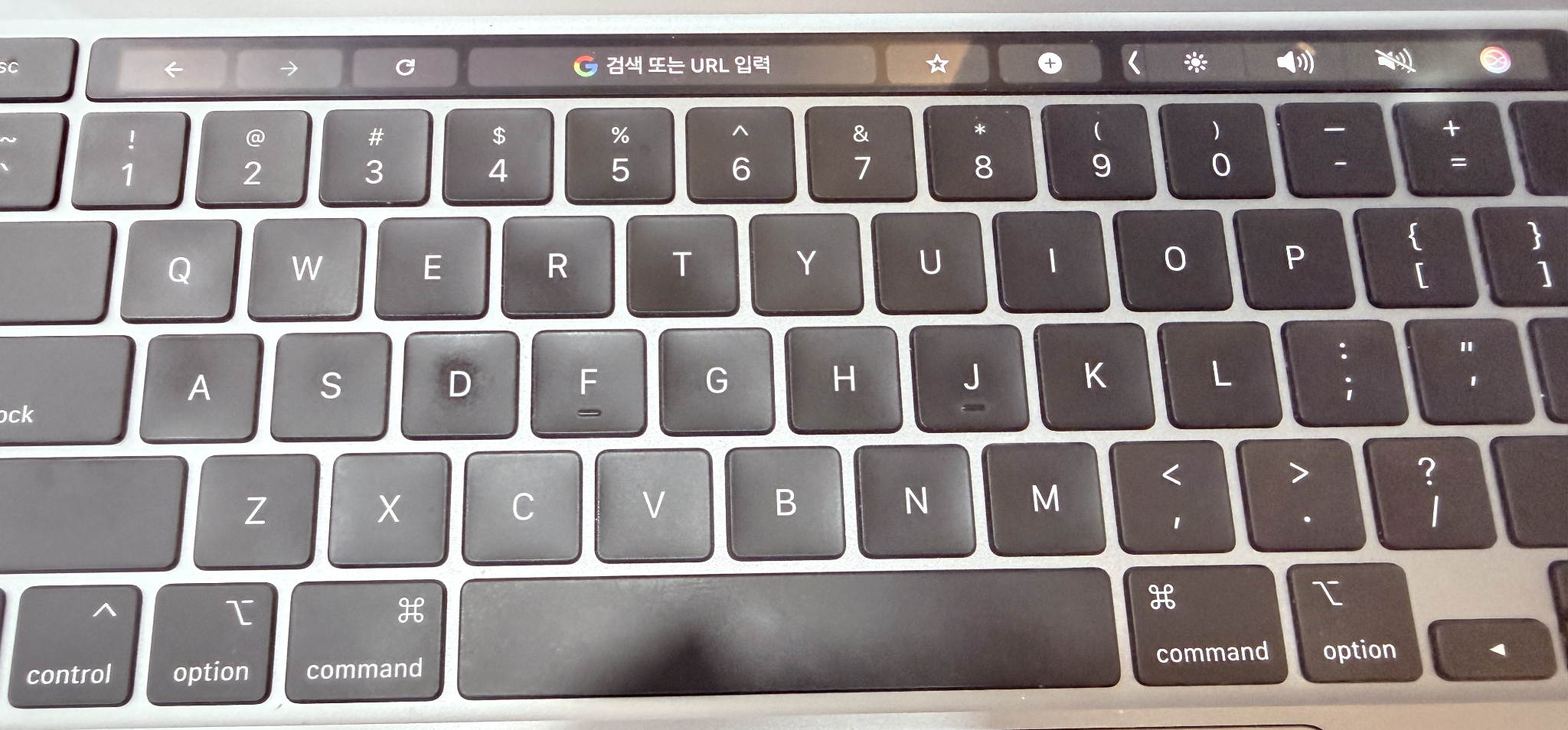 맥북 키보드 키캡 번들거림과 사용감을 확인한 모습