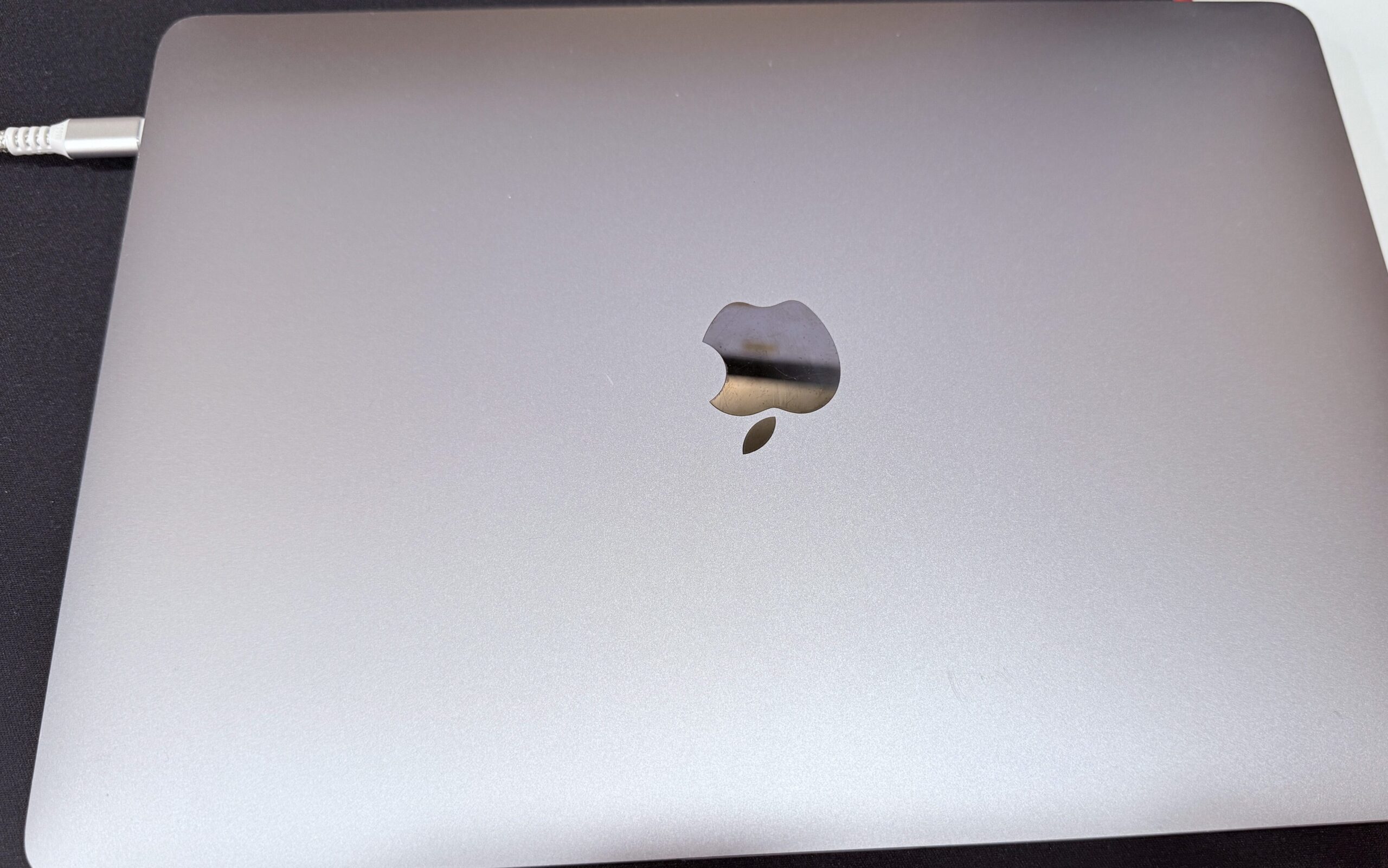 맥북 중고 구매 점검에 사용한 M1 MacBook Pro 충전 중 모습