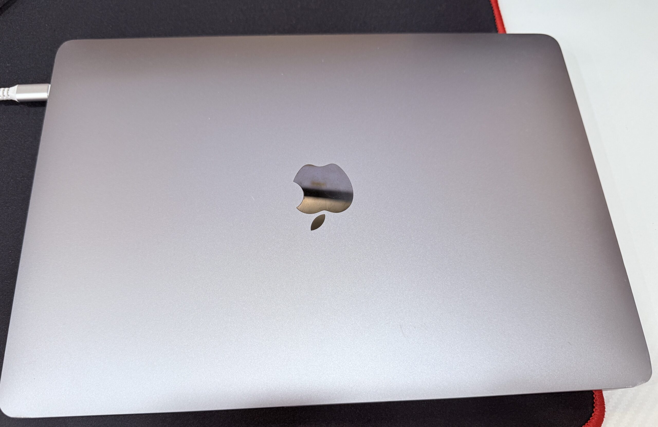 맥북 중고 구매 점검에 사용한 M1 MacBook Pro 충전 중 모습