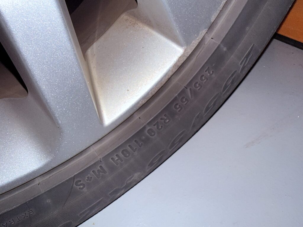 타이어 마모 상태 확인법 운전석 뒤 타이어 사이즈와 규격 확인